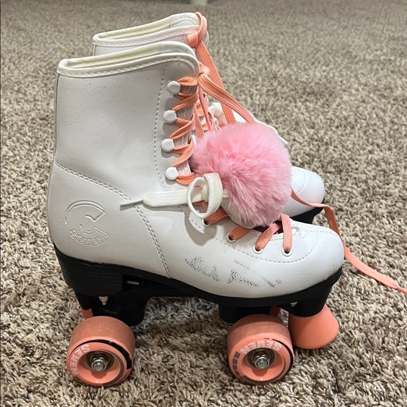 ROLLER SKATES 💕 - Picture 4 of 6